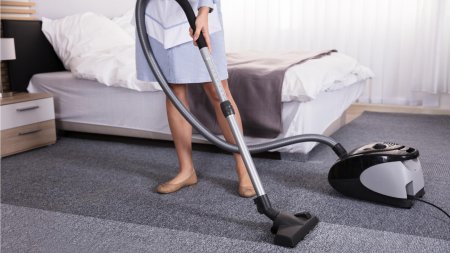 Горничная с пылесосом