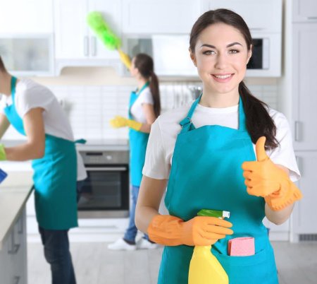 Девушка уборщица