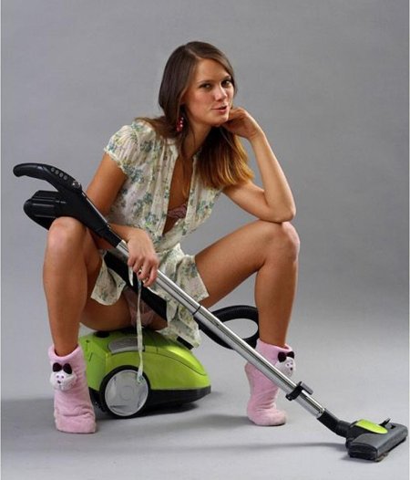 Девушка с пылесосом