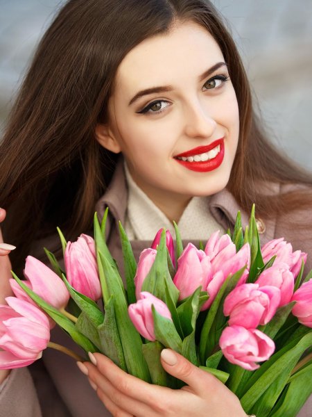 Девушка с тюльпанами