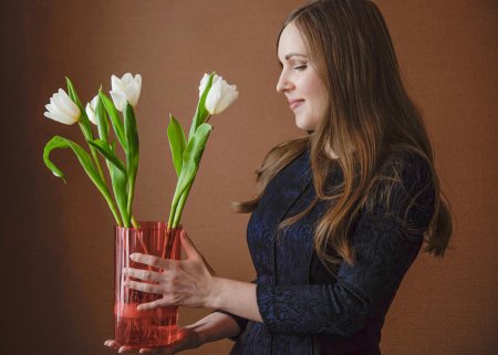 Девушка с тюльпанами
