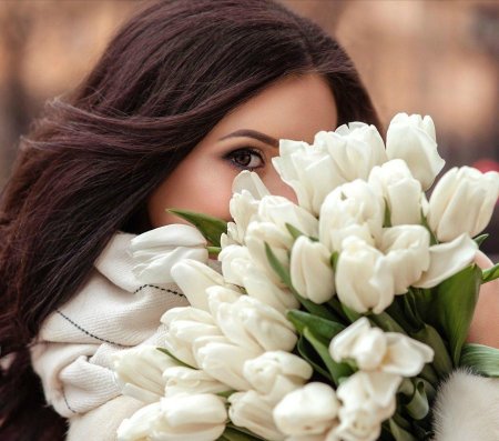 Девушка с белыми тюльпанами