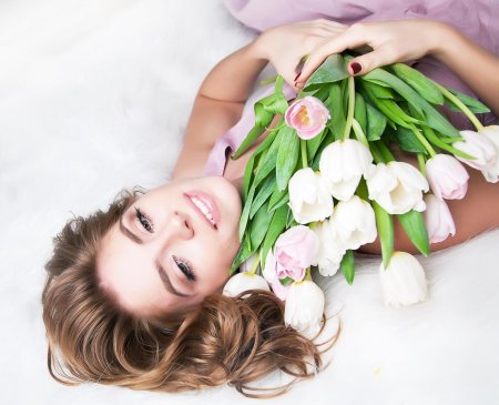 Девушка с тюльпанами