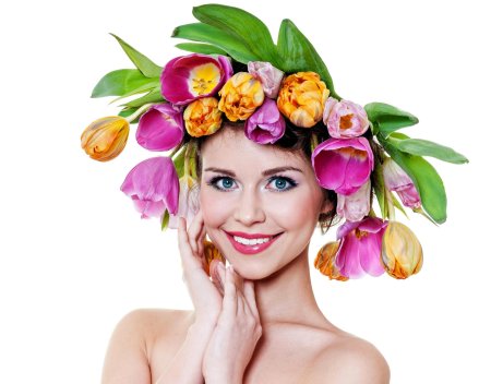 Девушка в венке из цветов