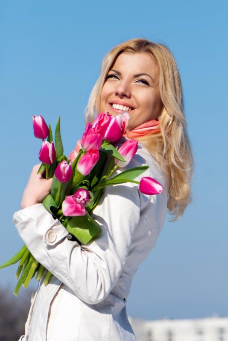 Девушка с тюльпанами