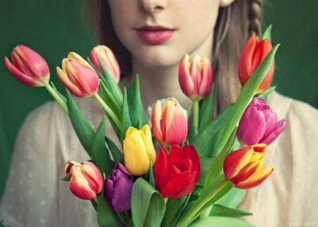 Женщина с тюльпанами