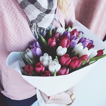 Букет тюльпанов в руках