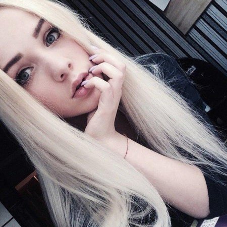 Девушка с белыми волосами