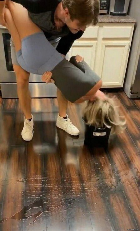 Парень проиграл девушку