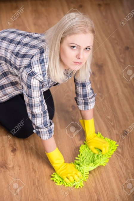 Женщина моет пол