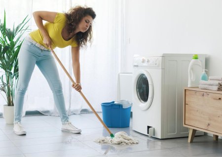 Женщина прибирается