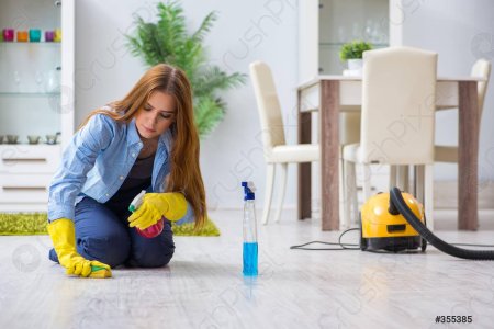 Женщина убирает дом