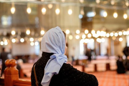 Женщина в платке мечеть