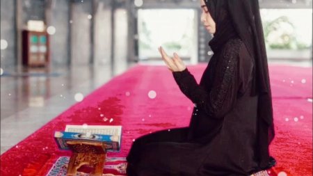 Мусульманка молится в мечети