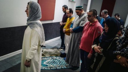 Женщина имам в мечети