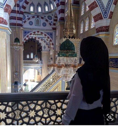 Мусульманская девушка в мечети