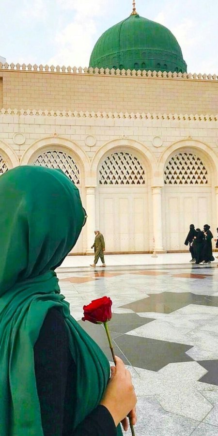 Девушка в хиджабе в мечети