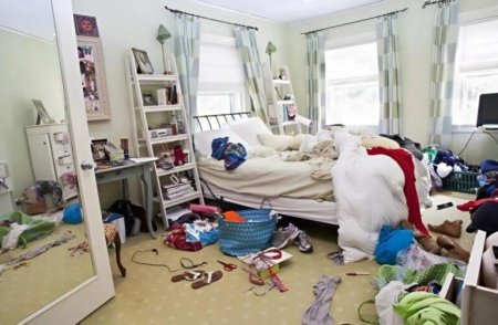 Небольшой беспорядок в комнате