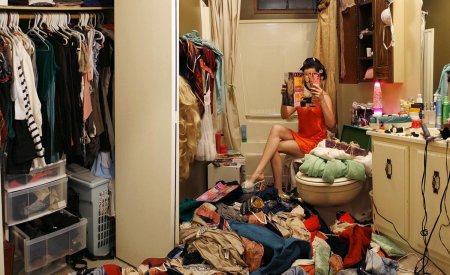 Переполненный шкаф с одеждой