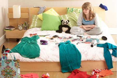 Комната подростка с разбросанными вещами