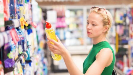 Девушка в супермаркете