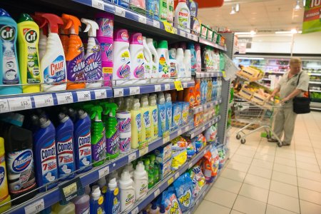 Выкладка бытовой химии в магазине
