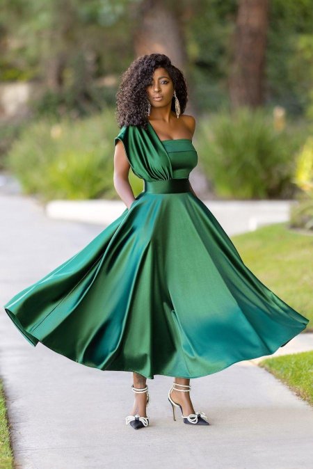 Зеленое атласное вечернее платье с