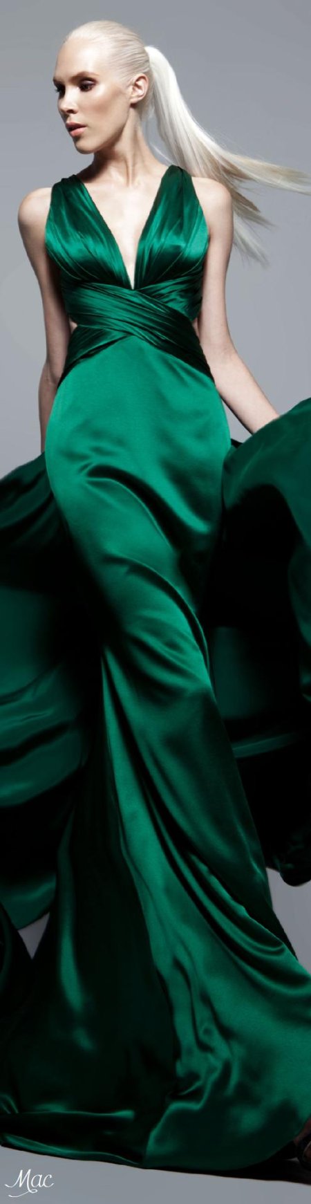 Зеленое атласное платье
