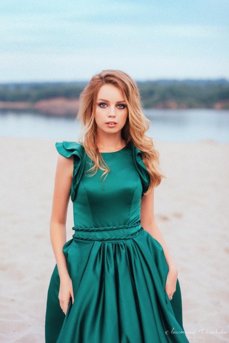 Платье изумрудного цвета