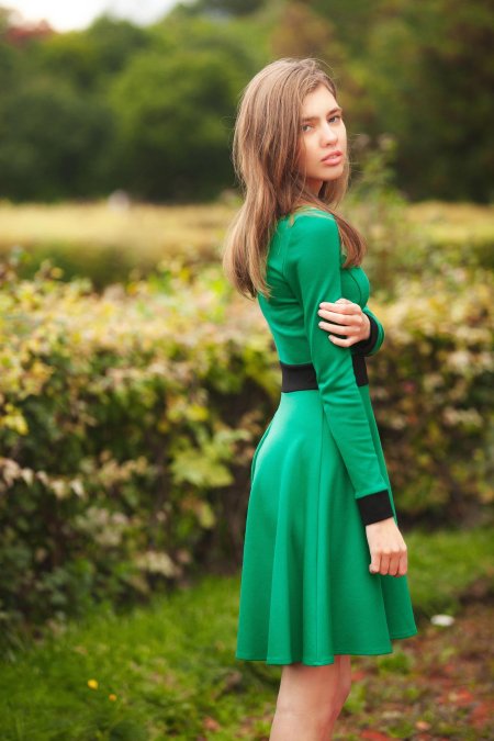 Девушка в зеленом платье