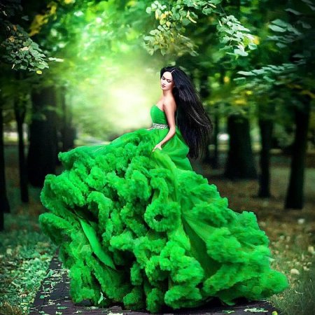 Платье из зелени