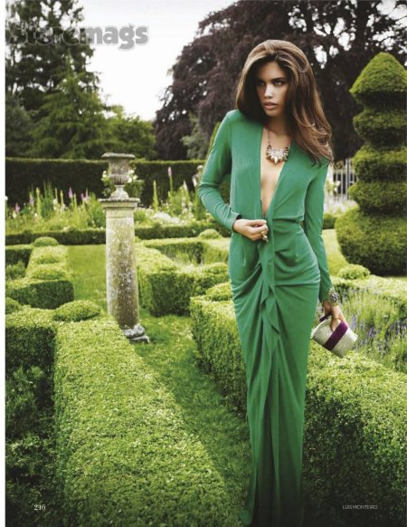 Сара сампайо в зеленой одежде