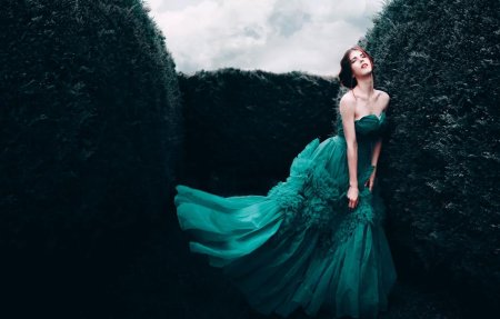 Девушка в зеленом платье