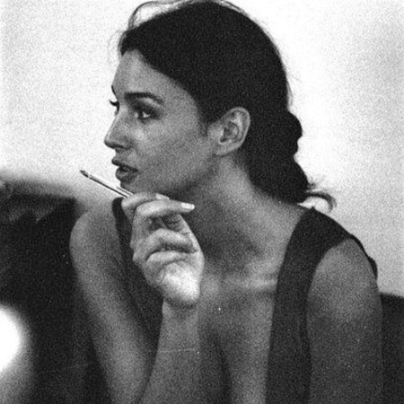 Моника беллуччи в молодости с сигаретой