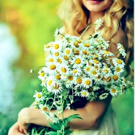 Девушка с ромашкой