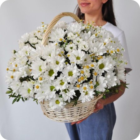 Корзинка из ромашек и хризантем