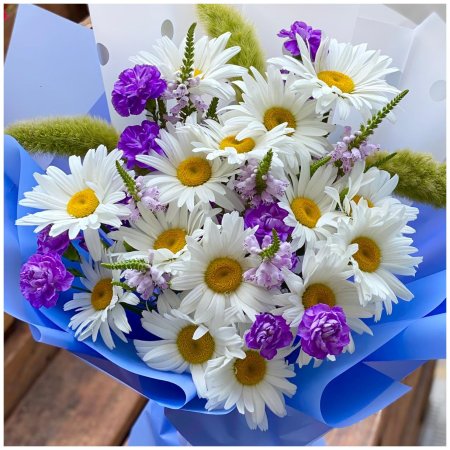 Букет с ромашками и другими цветами