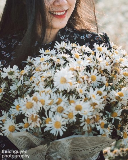 Женщины с букетами ромашек