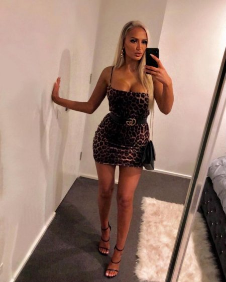 Девушка в обтягивающем платье