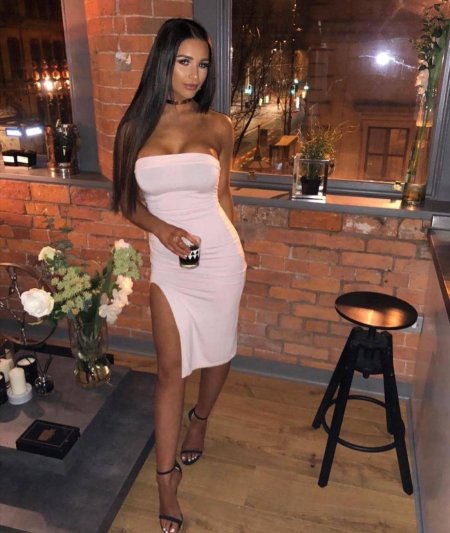 Девушка в обтягивающем платье