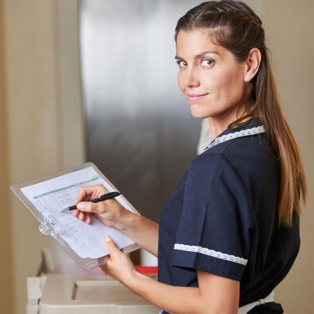 Красивая горничная