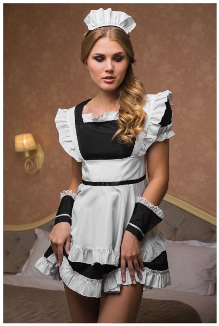 В костюме горничной
