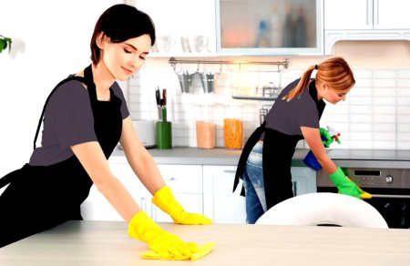 Молодая уборщица