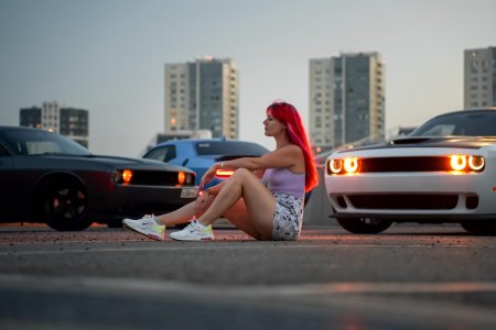 Додж челленджер и девушка