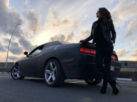 Девушка и машина