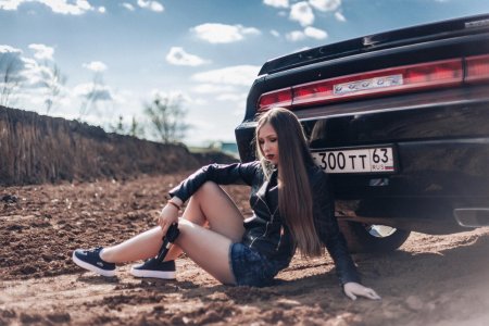 Додж челленджер и девушка