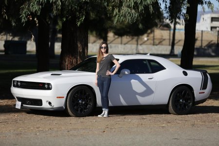 Белый додж челленджер