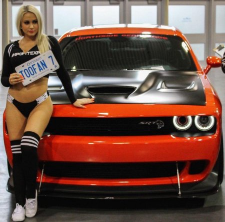 Додж челленджер и девушка