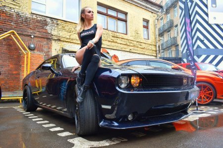 Додж челленджер и девушка