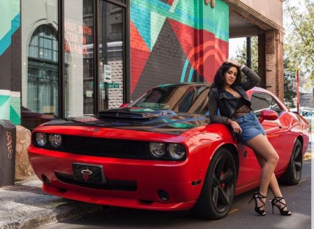 Dodge challenger srt8 с девушкой